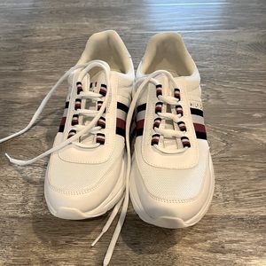 Tommy Hilfiger chunk tennis shoes size 9